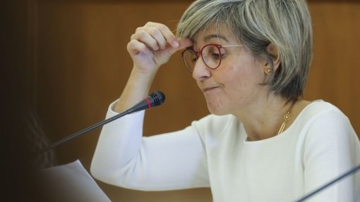 &quot;Redução faseada é forma mais exequível de acabar com taxas moderadoras&quot; afirma Ministra da Saúde