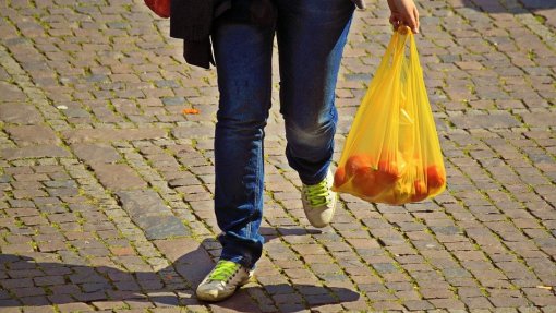 Parlamento aprova fim de sacos de plástico para fruta e louça de plástico descartável