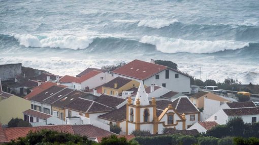 Furacão &quot;Lorenzo&quot; deixa mais de duas dezenas de pessoas desalojadas nos Açores