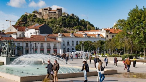 PS e PSD defendem colocação de pontos de água gratuita em Leiria