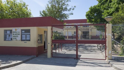 Centenas de alunos, pais e professores exigem retirada de amianto de escolas no Seixal