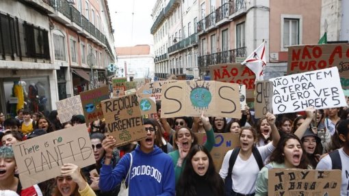 Milhares de jovens protestam nas ruas de Lisboa em defesa do planeta