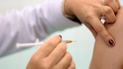 Vacinas da meningite B para todos e HPV para rapazes a partir de outubro de 2020