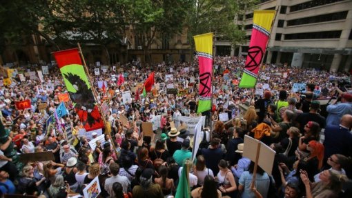 Milhares de australianos protestam e pedem demissão do PM face a incêndios