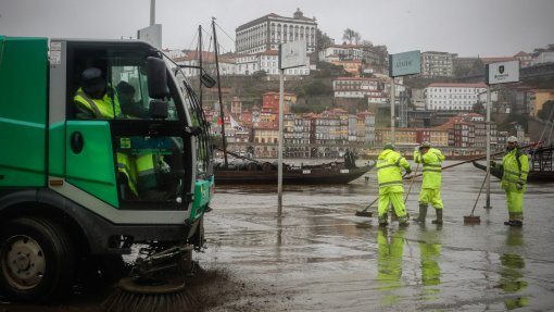 Forte chuva entupiu sarjetas e impediu acesso às urgências do Hospital de Gaia