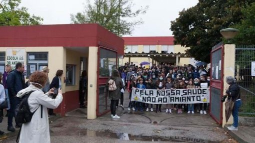 Escola básica do Seixal fechada a cadeado para exigir retirada de amianto