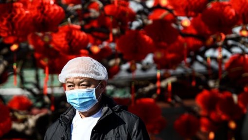 Vírus: Terceira cidade chinesa colocada sob quarentena para conter propagação