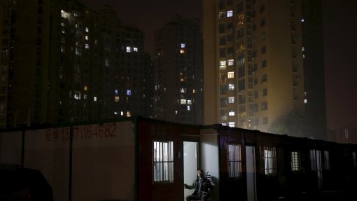 Vírus: Moradores de quarentena em Wuhan socializam e cantam nas varandas