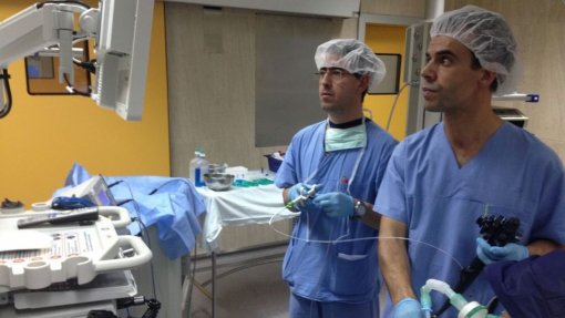 Hospitais de Viana e Guimarães transmitem endoscopia ao vivo a especialistas em Braga