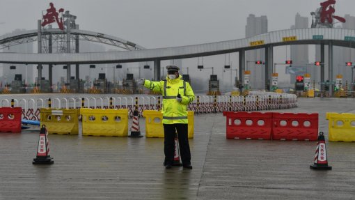 Vírus: Franceses repatriados de Wuhan chegaram ao seu país