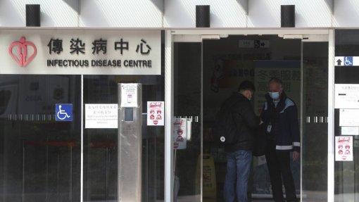 Vírus: Trabalhadores dos hospitais de Hong Kong ameaçam fazer greve