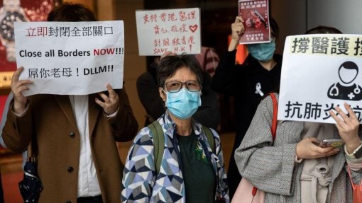 Vírus: Mais de mil médicos e enfermeiros de Hong Kong exigem encerramento da fronteira