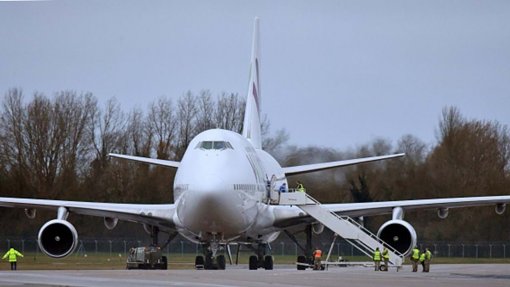 Vírus: Avião com 200 pessoas retiradas de Hubei chegou ao Reino Unido