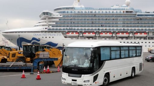 Covid-19: Japão permite saída de passageiros idosos de navio em quarentena