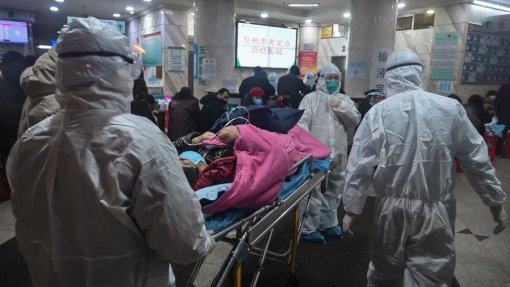 Covid-19: Sobe para 1.665 número de mortos na China continental, mais 142 em 24 horas