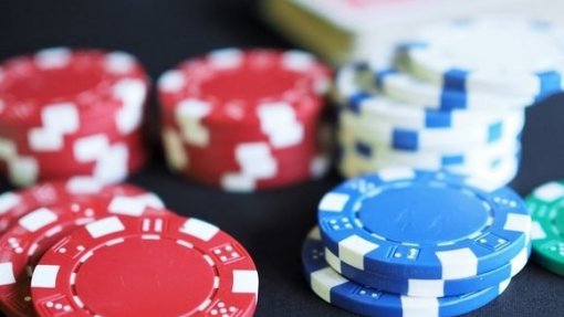 Covid-19: Fecho dos casinos pode trazer exigências das operadoras de jogo em Macau - Analistas