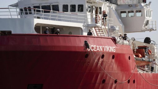 Navio humanitário Ocean Viking resgata 182 migrantes no Mediterrâneo central