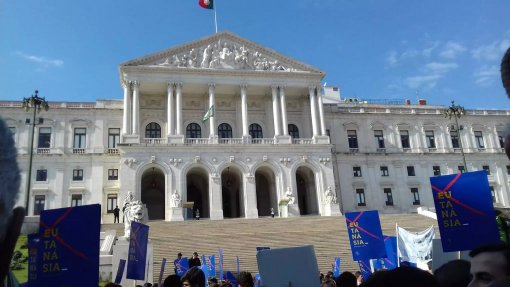 Eutanásia: Milhares de pessoas iniciam protesto em dia de votações no parlamento