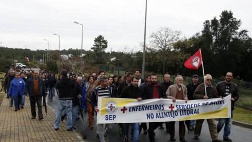 Centenas de utentes e enfermeiros do litoral alentejano em Lisboa para exigir melhores cuidados