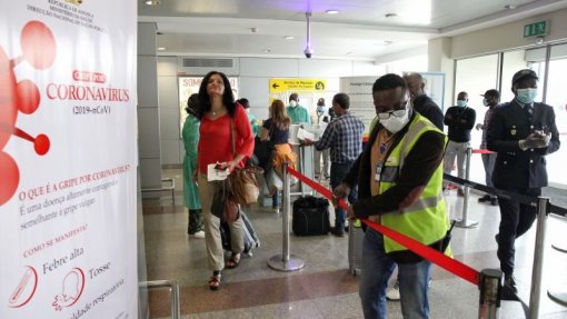 Covid-19: Rastreio no aeroporto internacional de Luanda com queixas e aplausos de passageiros