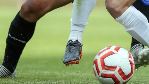 Covid-19: Jogos das competições profissionais de futebol à porta fechada