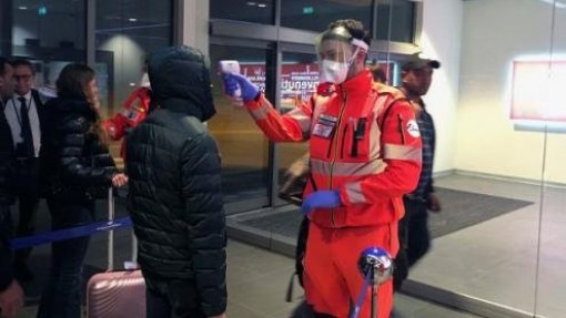 Covid-19: Portugal vai intensificar controlo sanitário nos aeroportos - Governo