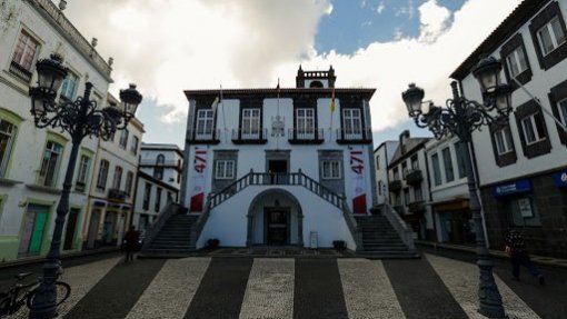 Covid-19: Câmara de Ponta Delgada apoia famílias e acelera pagamentos