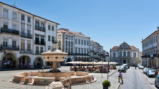 Covid-19: Lojas e restaurantes do centro histórico de Évora fecham portas