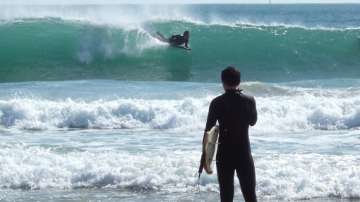 Covid-19: Capitania da Figueira da Foz quer evitar aglomeração de surfistas na água