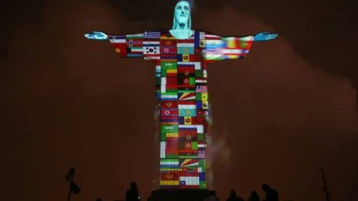 Covid-19: Bandeiras dos países com infetados projetadas no Cristo Redentor no Brasil