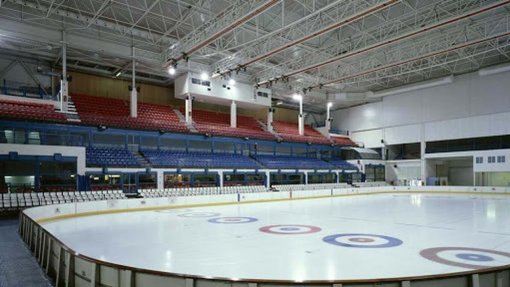 Covid-19: Madrid transforma pista de patinagem sobre gelo em morgue para receber mortos