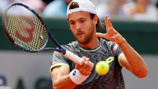 Covid-19: João Sousa defende que Roland Garros “devia ter consultado ATP e ITF”