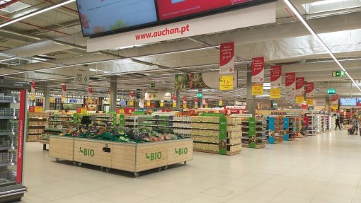 Covid-19: Auchan em Portugal dá prémio de 20% do salário bruto a quem continue a trabalhar