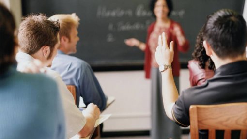 Covid-19: Professores no estrangeiro querem regressar ao país, alerta Fenprof