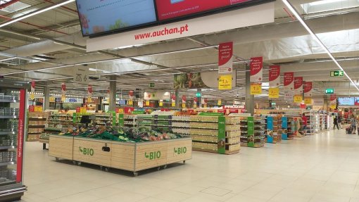 Covid-19: Auchan em Portugal dá prémio de 20% do salário líquido a quem continue a trabalhar