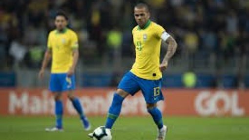 Covid-19: Dani Alves acusa Bolsonaro de não pensar no bem do povo brasileiro