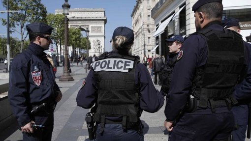 Covid-19: Polícia francesa ameaça parar controlos durante quarentena