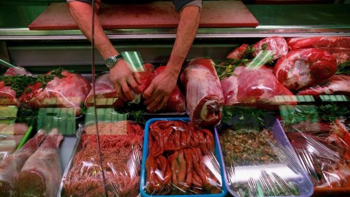 Covid-19: Venda de carne fresca aumenta entre 30 a 50% na 1.º semana de estado de emergência