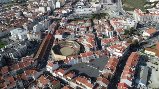 Moradores das Caldas da Rainha combatem isolamento com ginástica nas varandas