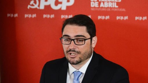 PCP a favor de sessão solene do 25 de Abril, com menos deputados