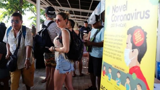 Covid-19: Centenas de turistas retirados de Bali e repatriados para a Europa