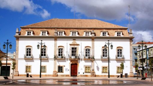 Covid-19: Câmara de Portimão interdita oito quilómetros de praia e costa