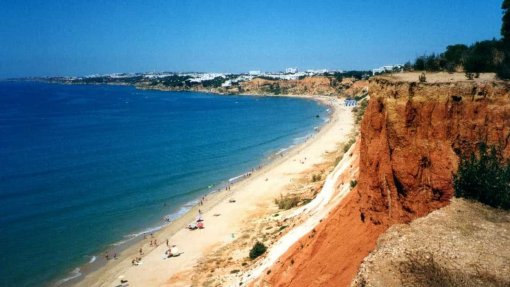 Covid-19: Câmara de Albufeira segue outros concelhos algarvios e fecha praias