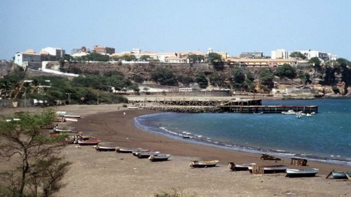 Covid-19: Cidade da Praia deserta cumpre estado de emergência com apreensão