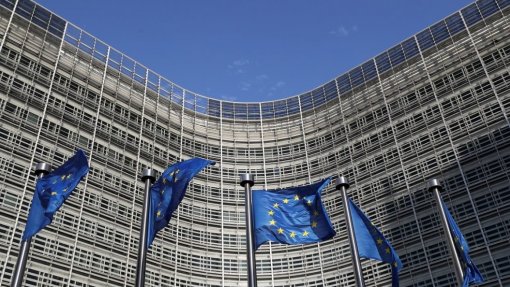 Covid-19: Bruxelas vai monitorizar nova lei que reforça poder do Governo húngaro