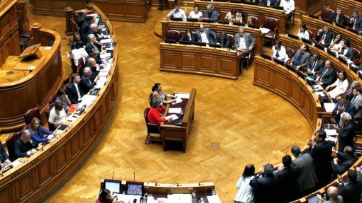 Covid-19: PCP, BE, PAN e PEV contra adiamento da discussão de iniciativas partidárias