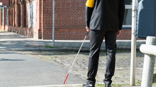 Covid-19: Distância na rua e o toque são preocupações para os cegos