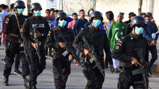 Covid-19: Cerca de 150 profissionais da saúde detidos em protesto no Paquistão