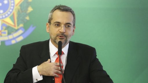 Covid-19: China exige retratação do Brasil por comentário &quot;racista&quot; do ministro da Educação