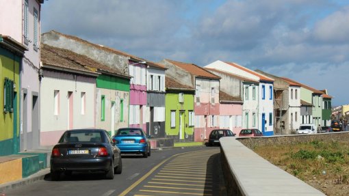 REPORTAGEM: Covid-19: Rabo de Peixe enche-se de pescadores mas maioria da população cumpre confinamento